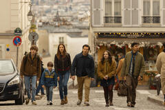 Van Crosby, Peter Lindsey, Michelle Monaghan, Mark Wahlberg, Zoe Colletti e Reda Elazouar in The Family Plan 2