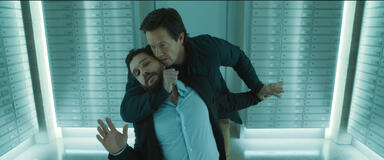 Kit Harington e Mark Wahlberg in The Family Plan 2