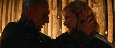 Dr. Kelson (Ralph Fiennes) e Sir Jimmy Crystal (Jack O'Connell) in 28 Anni Dopo: Il Tempio delle Ossa