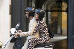 (S-D) Eugenio Franceschini come Marcello, Lily Collins come Emily in Emily in Paris - Stagione 5