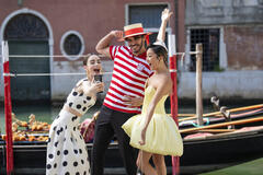 (S-D) Lily Collins come Emily, Ashley Park come Mindy in Emily in Paris - Stagione 5