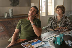 (S-D) Eugenio Franceschini come Marcello, Anna Galiena come Antonia in Emily in Paris - Stagione 5