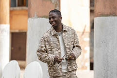 Samuel Arnold come Julien in Emily in Paris - Stagione 5