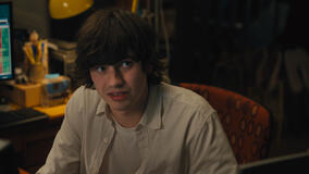 Spike Fearn come Casey in Ella McCay Perfettamente Imperfetta