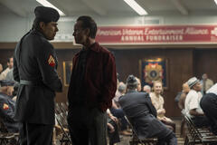 Dallas Goldtooth (Charles Whiteknife) e Walton Goggins (Cooper Howard) in Fallout - Stagione 2