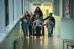 Timothy Spall come Bernie (centro) in Goodbye June