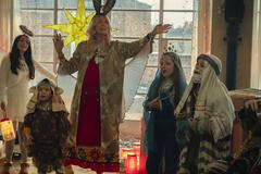 Toni Collette come Helen (centro) in Goodbye June