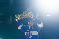 Hudson Williams in Heated Rivalry 1x04