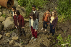Amanda Christine, Miles Ekhardt, Clara Stack, Blake Cameron James, Arian S. Cartaya, Matilda Lawler in IT Welcome To Derry 1x05