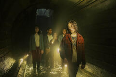 Clara Stack, Blake Cameron James, Arian S. Cartaya, Amanda Christine, Miles Ekhardt in IT Welcome To Derry 1x05