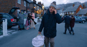 Rowan Atkinson come Trevor Bingley in Man Vs Baby 1x01