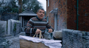 Rowan Atkinson come Trevor Bingley in Man Vs Baby 1x01