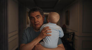 (S-D) Rowan Atkinson come Trevor Bingley, Baby Jesus in Man Vs Baby 1x02