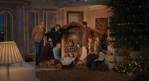 (S-D) Robert Bathurst come Lionel, Sunetra Sarker come Georgia Hakopian, Steve Edge come Met Police Officer, Cluadia Blakley come Jess, Rowan Atkinson come Trevor Bingley, Baby Jesus, Alanah Bloor come Maddy, Angus Imrie come Soren, Ellie White come Amethyst, Arti come Archie, Susy Kane come Annabel in Man Vs Baby 1x04