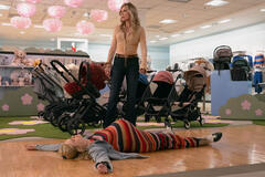 Michelle Pfeiffer e Elle Fanning in Margo's Got Money Troubles 1x01