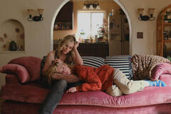Michelle Pfeiffer e Elle Fanning in Margo's Got Money Troubles 1x01