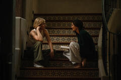 Rhea Seehorn e Karolina Wydra in Pluribus 1x08