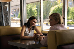 Karolina Wydra e Rhea Seehorn in Pluribus 1x08