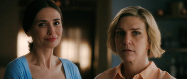 Karolina Wydra e Rhea Seehorn in Pluribus 1x09