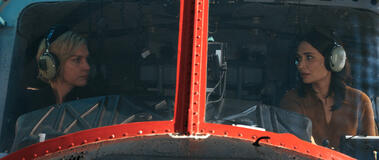 Rhea Seehorn e Karolina Wydra in Pluribus 1x09