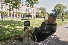 Guy Ritchie sul set di Young Sherlock - First Look