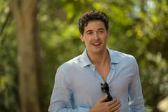 Tom Blyth come Alex in People We Meet on Vacation