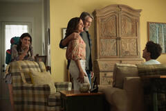 (S-D) Emily Bader come Poppy, Molly Shannon come Wanda, Alan Ruck come Jimmy e Tom Blyth come Alex in People We Meet on Vacation