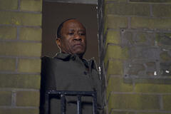 Lucian Msamati in Fuga 1x02