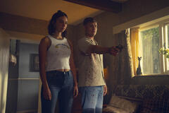 Jon Pointing, Maeve Courtier-Lilley in Fuga 1x04