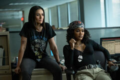 (S-D) Catalina Sandino Moreno come Detective Lolo Salazar e Teyana Taylor come Detective Numa Baptiste in The Rip