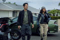 (S-D) Steven Yeun come Detective Mike Ro e Teyana Taylor come Detective Numa Baptiste in The Rip