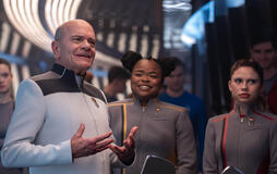 (S-D) Robert Picardo come The Doctor, Kerrice Brooks come Sam e Bella Shepard come Genesis in Star Trek: Starfleet Academy 1x01