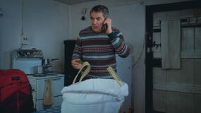 Rowan Atkinson come Trevor Bingley in Man Vs Baby 1x01