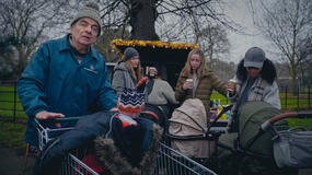 Rowan Atkinson come Trevor Bingley in Man Vs Baby 1x03