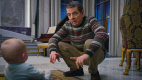 (S-D) Baby Jesus, Rowan Atkinson come Trevor Bingley in Man Vs Baby 1x02