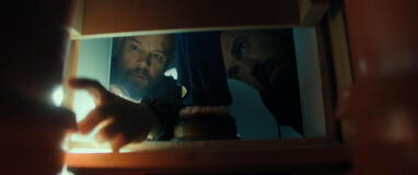 (S-D) Ben Affleck come Detective Sergeant J.D. Byrne e Matt Damon come Lieutenant Dane Dumars in The Rip