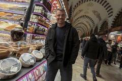 Gabriel Basso come Peter Sutherland sul set di The Night Agent 3x01