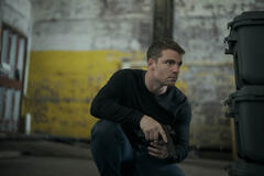 Gabriel Basso come Peter Sutherland in The Night Agent 3x09