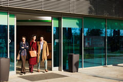 Maria Chiara Augenti (Giulia), Sabrina Ferilli (Virginia), Gioia Spaziani (Cecilia) in A testa alta - Il coraggio di una donna 1x02