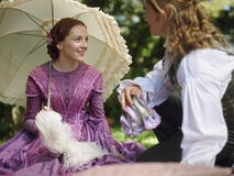 Lady Fanny Fox (Lucy-Rose Leonard) e Phineas Golden in The Artful Dodger 2x02