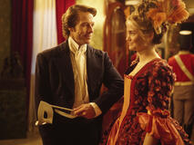 Ispettore Henry Boxer e Lady Belle Fox (Maia Mitchell) in The Artful Dodger 2x03