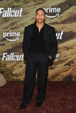 Aaron Moten partecipa alla première della seconda stagione di Fallout sul red carpet all'Academy Museum of Motion Pictures l'8 dicembre 2025 a Los Angeles, California