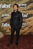 Kumail Nanjiani partecipa alla première della seconda stagione di Fallout sul red carpet all'Academy Museum of Motion Pictures l'8 dicembre 2025 a Los Angeles, California