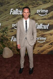 Walton Goggins partecipa alla première della seconda stagione di Fallout sul red carpet all'Academy Museum of Motion Pictures l'8 dicembre 2025 a Los Angeles, California