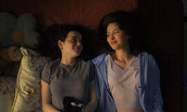 (S-D) Alice Malakhov come Maria Russo e Madelyn Keys come Adriana Russo in Finding Her Edge - Passione sul ghiaccio 1x02