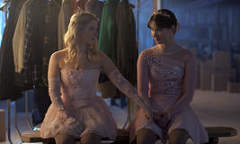 (S-D) Alexandra Beaton come Elise Russo e Madelyn Keys come Adriana Russo in Finding Her Edge - Passione sul ghiaccio 1x03