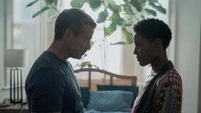 Max Beesley e Christine Adams in Hijack 1x01