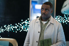 Idris Elba in Hijack 1x01