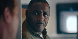 Idris Elba in Hijack 1x01