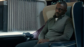 Idris Elba in Hijack 1x02